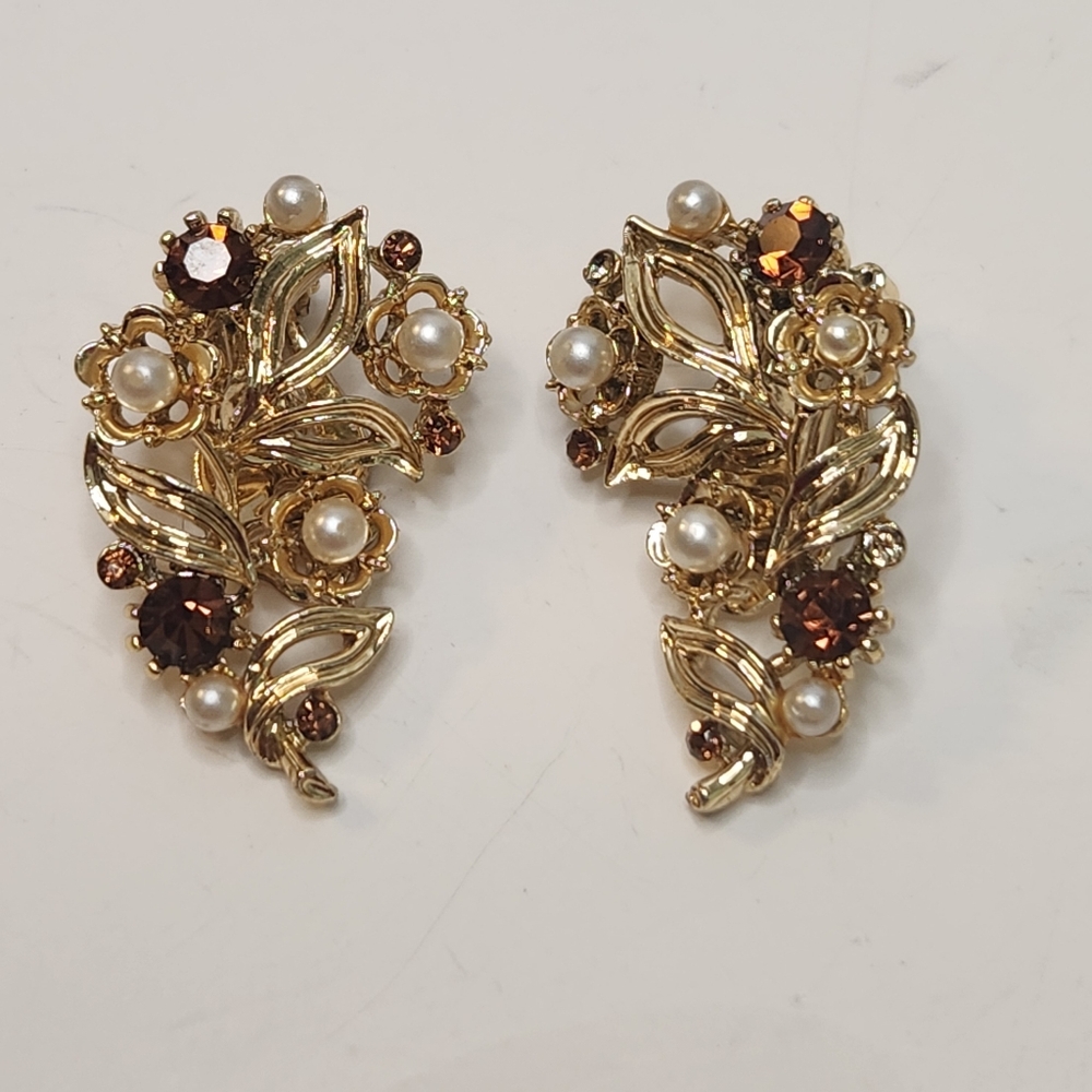 lisner goldtone rootbeer rhinestone faux pearl clip vintage ornate earrings